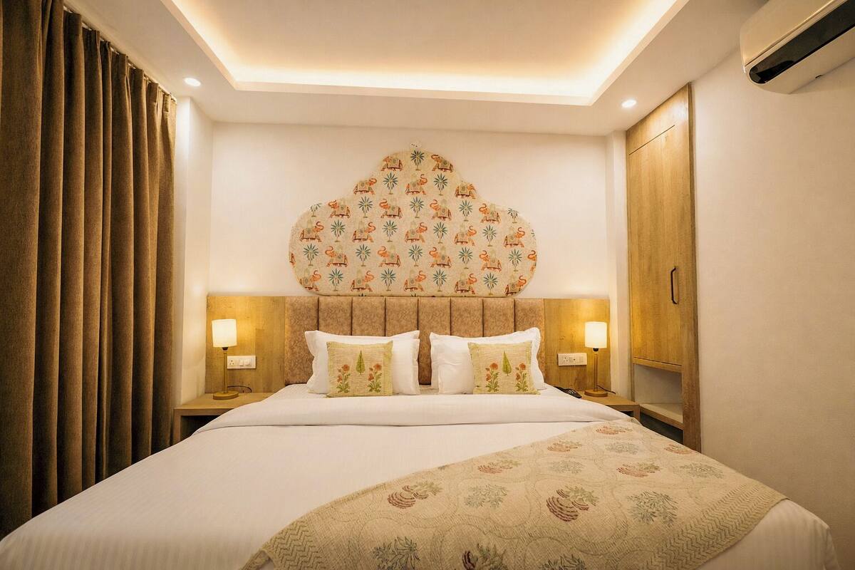 Ropa de cama de alta calidad, colchones con pillow-top y minibar 