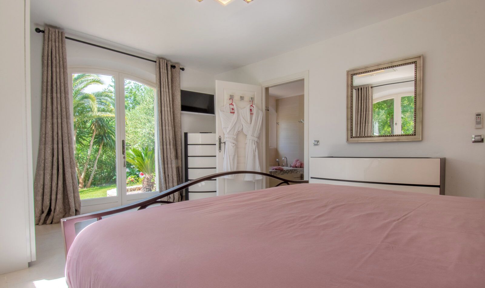 Iron/ironing board, free WiFi, bed sheets