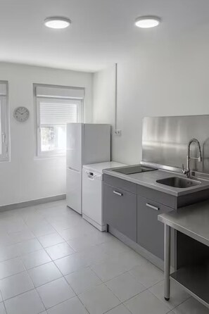 Private kitchen - Modern room sleeps 14 + kitchen and terrace (Brétigny-sur-Orge)