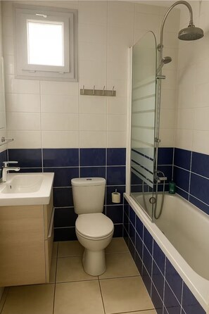 Bathroom - Modern room sleeps 14 + kitchen and terrace (Brétigny-sur-Orge)