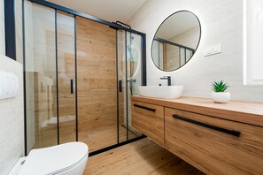 Een douche, een haardroger, handdoeken