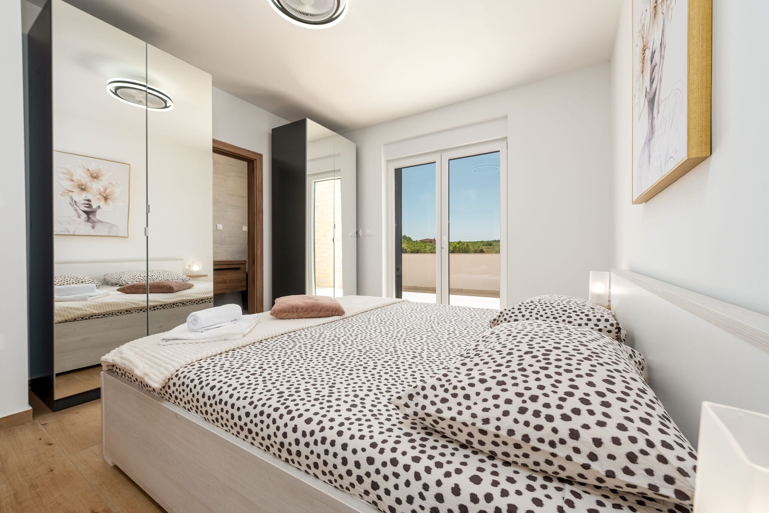 Iron/ironing board, free WiFi, bed sheets