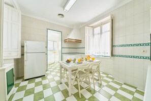 Fridge, microwave, oven, dishwasher - Apartamento Sancha - Cerca Playa Malagueta -Centro (Málaga)