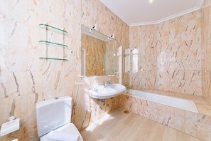 Een douche, een haardroger, een bidet, handdoeken