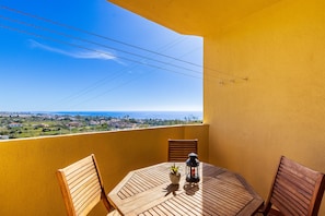 Outdoor dining - Charming Apartment for 4 Near Golf & Sea (Rincón de la Victoria)