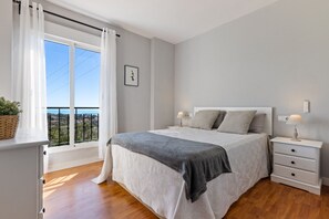 Tabla de planchar con plancha, wifi gratis, ropa de cama