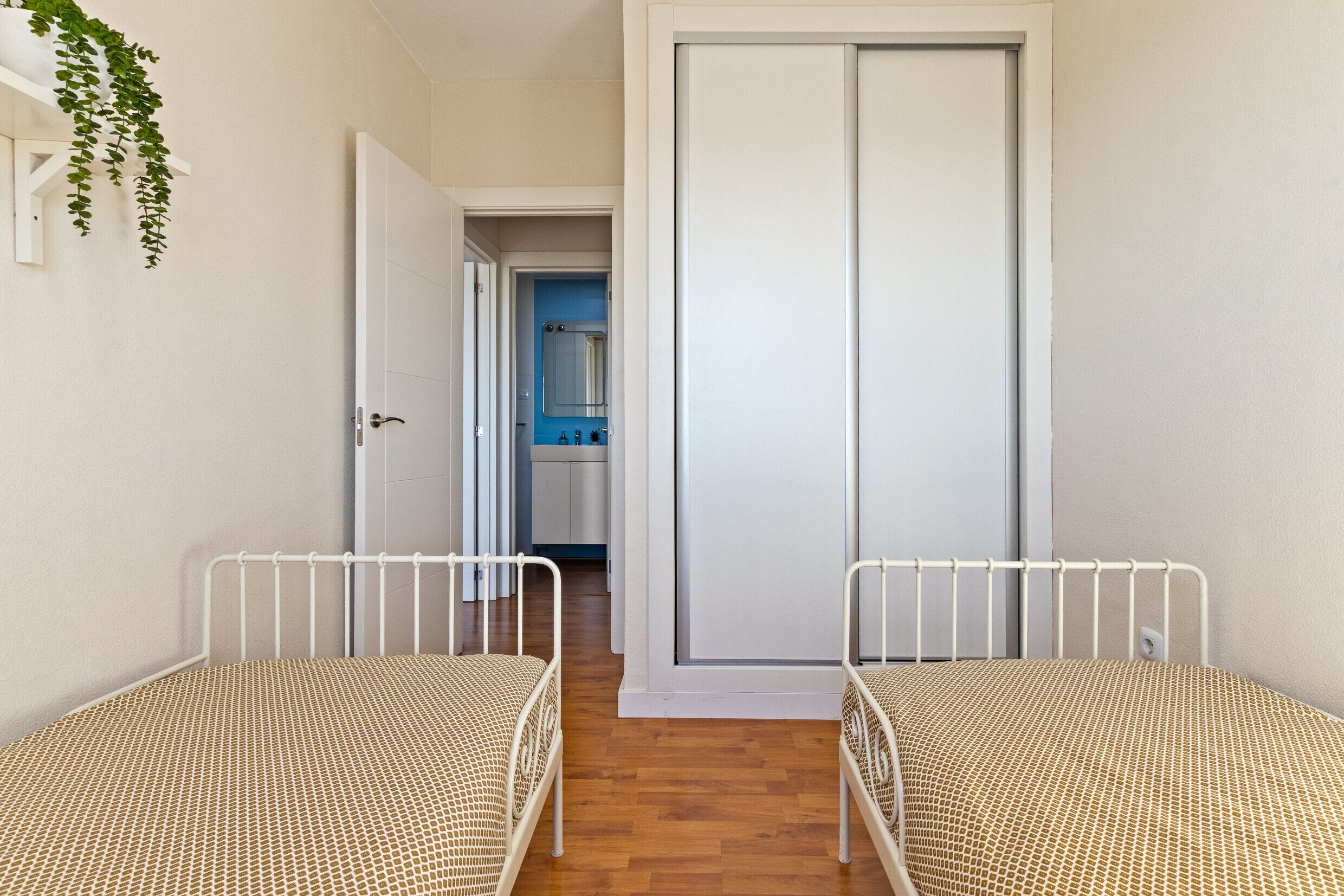 Iron/ironing board, free WiFi, bed sheets