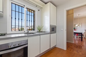 Fridge, microwave, coffee/tea maker, electric kettle - Charming Apartment for 4 Near Golf & Sea (Rincón de la Victoria)