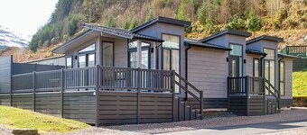 Luxury 1 bed Hot Tub Lodge (Pet)