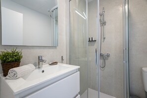 Shower, hair dryer - Brand New · Modern Comfort in Málaga by VGC (Málaga)