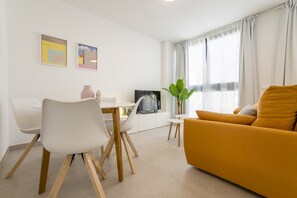 TV - Brand New · Modern Comfort in Málaga by VGC (Málaga)