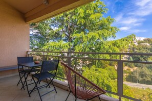 Outdoor dining - Apartment “Oasis Des Archers” with Shared Pool, Wi-Fi, and Air Conditioning (Saint-Raphaël)