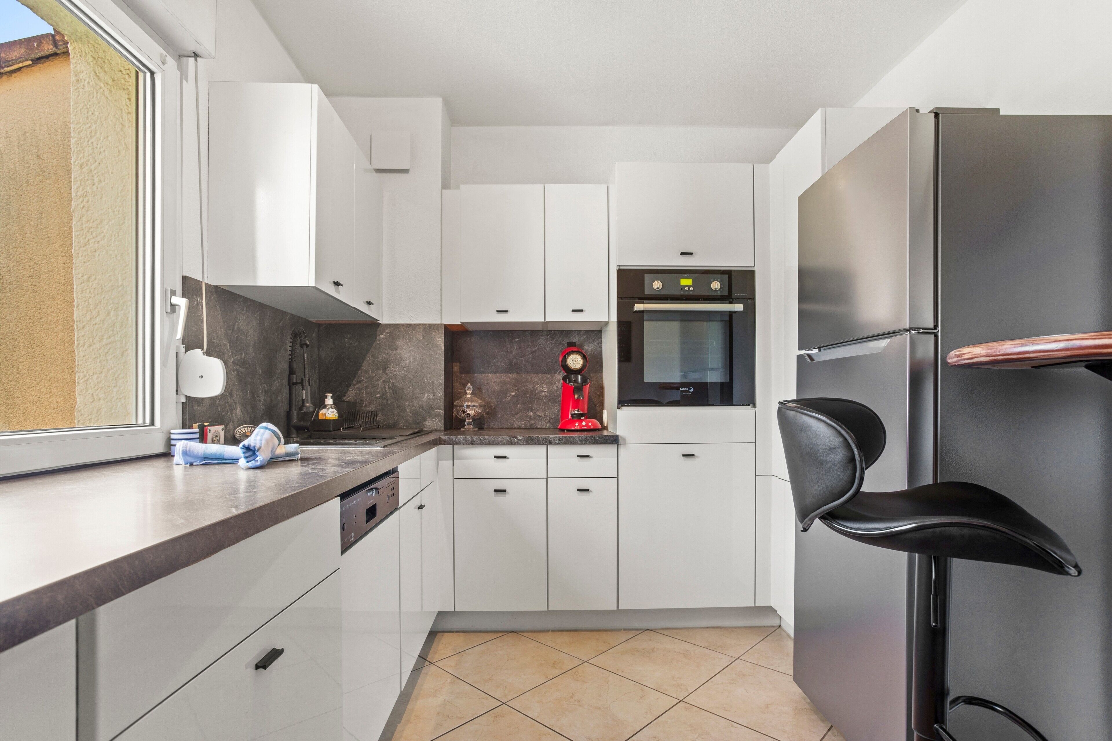 Een koelkast, een microgolfoven, een oven, een kookplaat