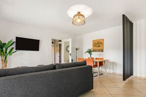 TV - Apartment “Oasis Des Archers” with Shared Pool, Wi-Fi, and Air Conditioning (Saint-Raphaël)