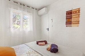 WiFi, bed sheets - Apartment “Oasis Des Archers” with Shared Pool, Wi-Fi, and Air Conditioning (Saint-Raphaël)
