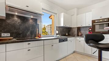Coffee/tea maker, fridge, microwave, oven
