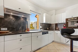 Fridge, microwave, oven, stovetop - Apartment “Oasis Des Archers” with Shared Pool, Wi-Fi, and Air Conditioning (Saint-Raphaël)