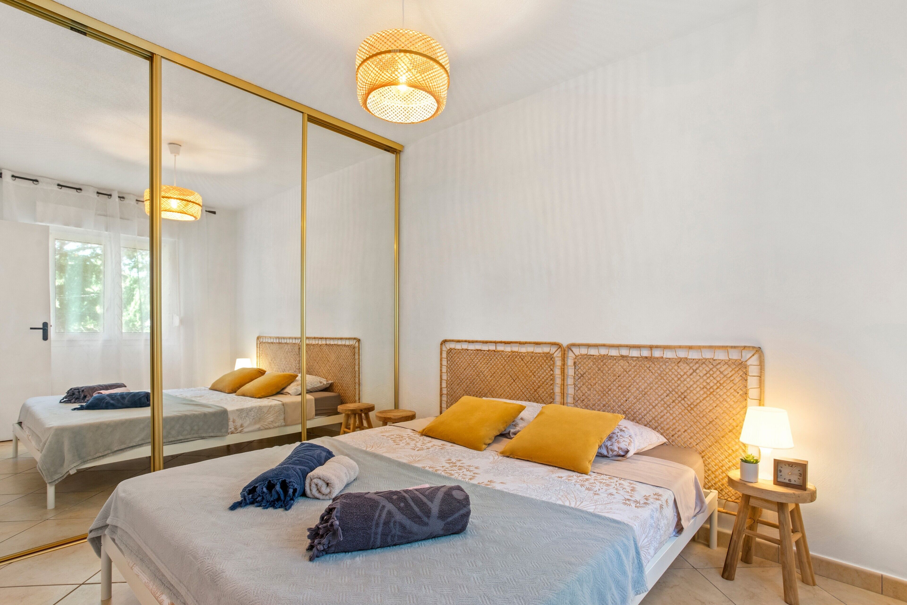WiFi, bed sheets