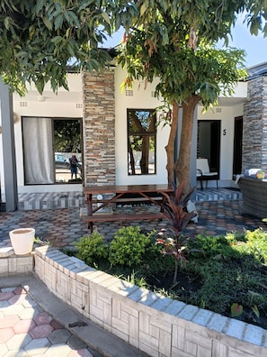 Dobbeltrom – deluxe, bassengutsikt | Terrasse/patio