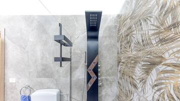 Haartrockner, Bidet, Handtücher, Seife