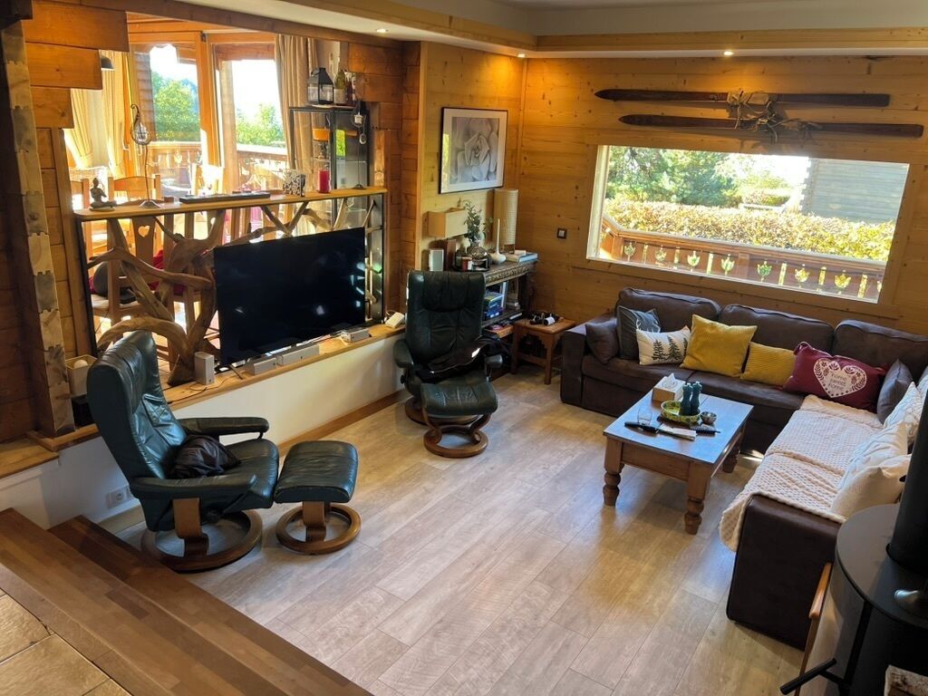 TV connectée, cheminée, chaîne hi-fi, écrans d'ordinateur