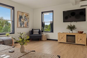 Schreibtisch, Bügeleisen/Bügelbrett, Reisekinderbett, kostenloses WLAN