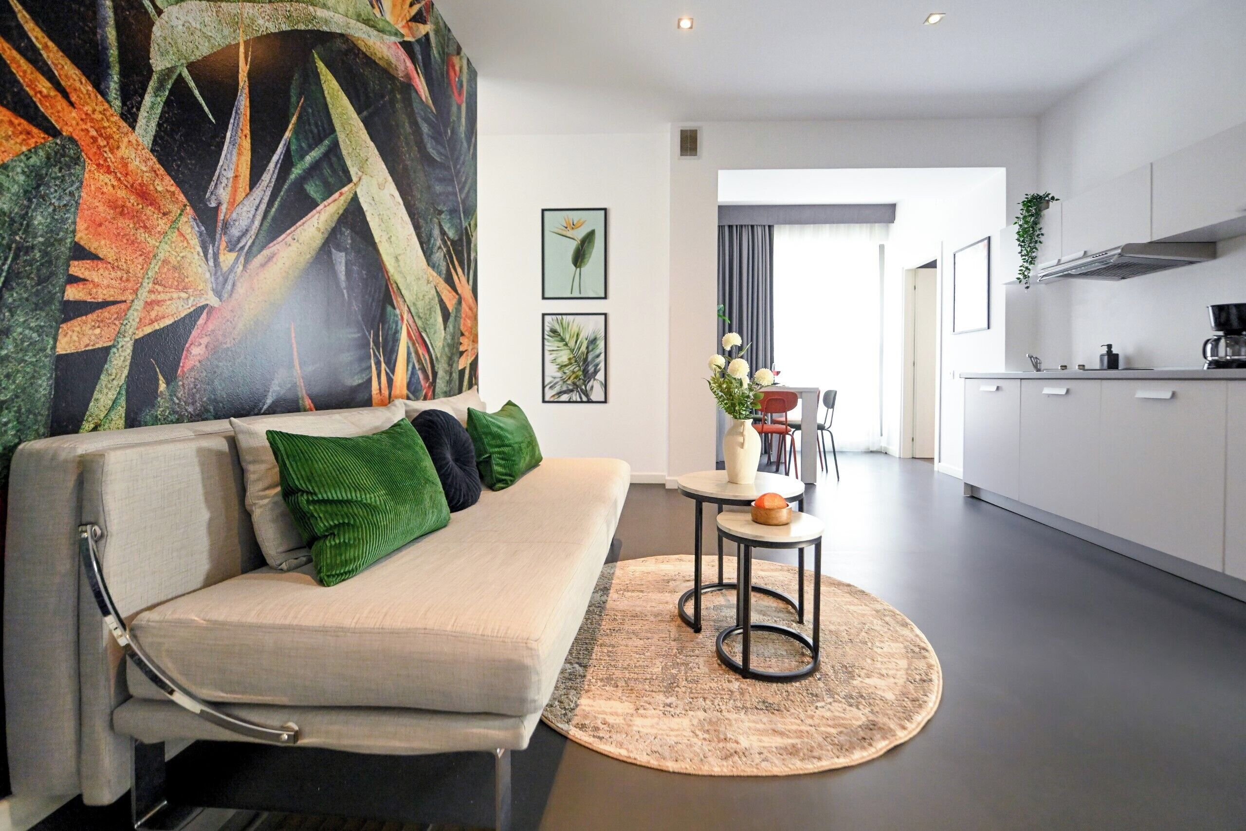 Ein modernes Wohnzimmer mit einer Couch, einem Couchtisch und einem großen abstrakten Gemälde an der Wand.