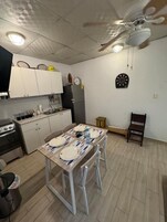 Refrigerador, microondas, horno, placa de cocina