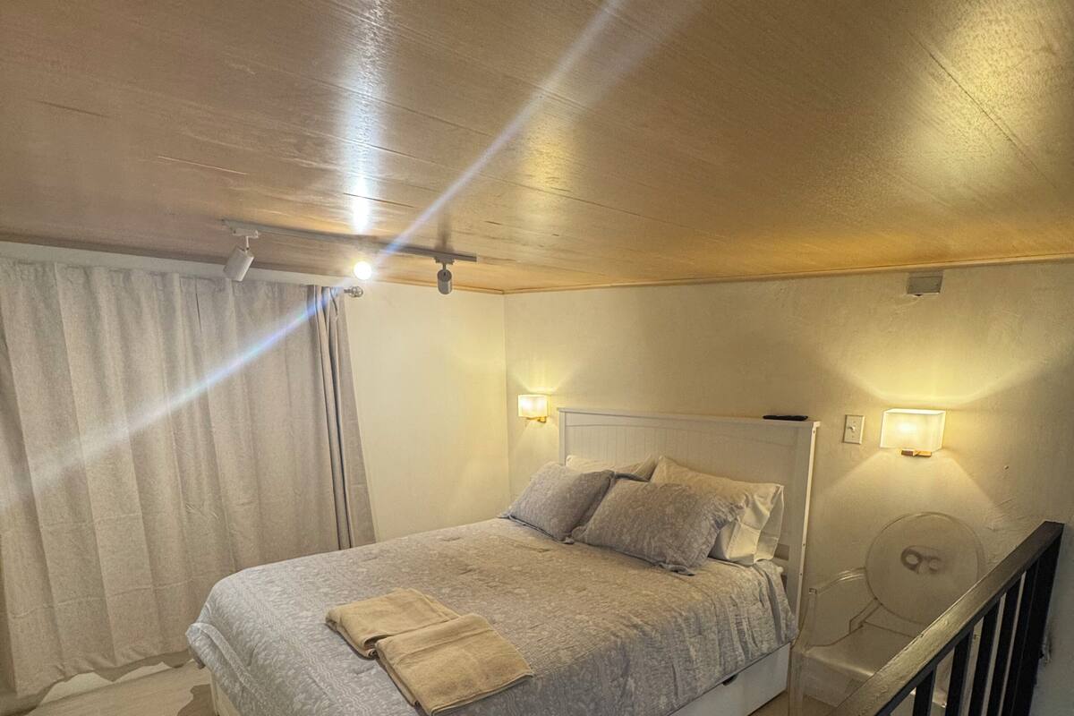 Loft, 1 Queen Bed with Sofa bed, Beach View | WiFi (free), bed sheets