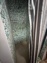 Ducha, toallas, jabón, papel higiénico