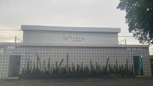 Un edificio con fachada blanca y un letrero que dice 'Vista Venha'.