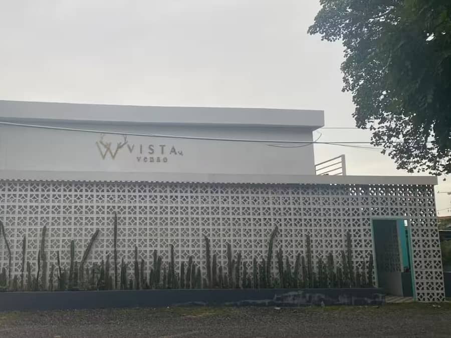 Un edifici amb façana blanca i un rètol que diu 'Vista Venha'.