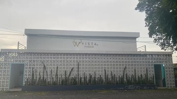 A building with a white facade and a sign that reads 'Vista Venha.'