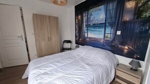 Tabla de planchar con plancha, wifi y ropa de cama 
