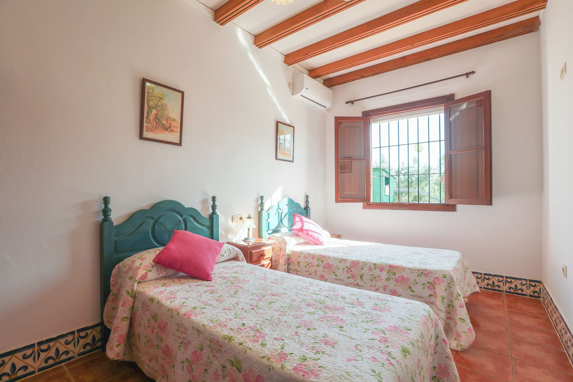 Iron/ironing board, travel cot, free WiFi, bed sheets