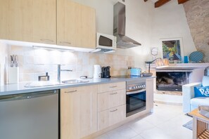 Private kitchen - Apartment Mar with Shared Pool, Wi-Fi and Air Conditioning (Porreres)