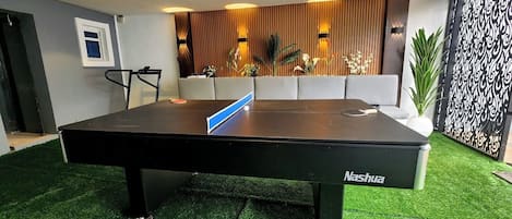 Departamento económico, balcón, vista a la ciudad | Sala de juegos