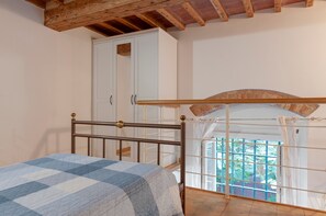 Tabla de planchar con plancha, wifi y ropa de cama 