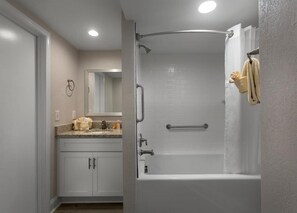 Hair dryer, towels, soap, toilet paper - Cozy 2-bedroom apartment in tranquil North Myrtle Beach with AC maritime (North Myrtle Beach)