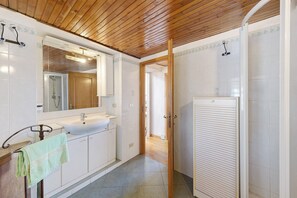 Shower, hair dryer, towels - Villa 'Ponzio' with Sea View, Private Garden and Wi-Fi (Genova)