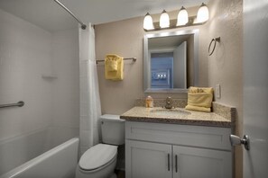 Bathroom - Bright 2-bedroom apartment with AC in cool North Myrtle Beach maritime (North Myrtle Beach)