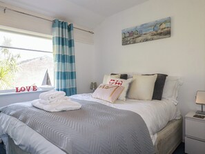 2 Schlafzimmer, individuell dekoriert, individuell eingerichtet