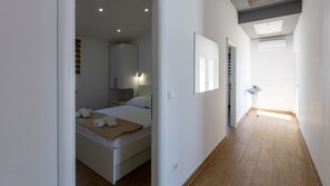 Ein modernes Schlafzimmer mit Bett, Nachttisch und Spiegel.