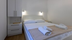 Een strijkplank/strijkijzer, gratis wifi, beddengoed