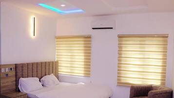 Appartement Deluxe, balcon, vue sur la ville | Coffre-fort pour ordinateur portable, bureau