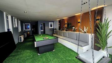 Appartement Deluxe, balcon, vue sur la ville | Salle de jeux