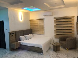 Deluxe Apartment, Balcony, City View | Peti besi dalam bilik, meja, ruang kerja komputer riba 