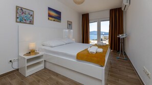 Tabla de planchar con plancha, wifi gratis y ropa de cama 