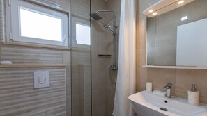 Shower, hair dryer, towels - Apartman Jelinic 1 by Villas Guide (Klek)
