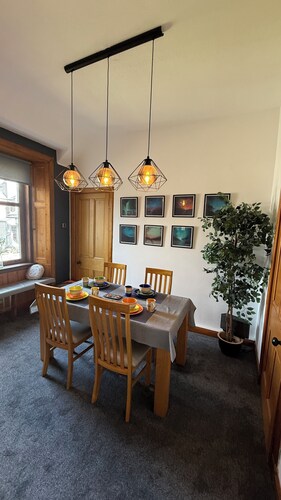 SPACIOUS 3 BEDROOM VICTORIAN FLAT IN DUNFERMLINE. VERY NEAR TOWN CENTRE !